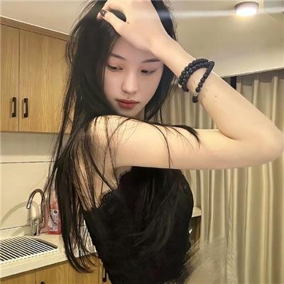 她比春色更怡人